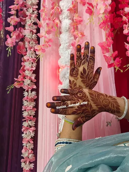 A simple and graceful design for the back of the hands, featuring delicate floral and leaf patterns.