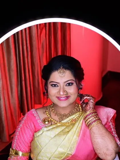 A happy smile from the mom-to-be. This shot inside the ring light shows how the makeup looks flawless and camera-ready from every angle.