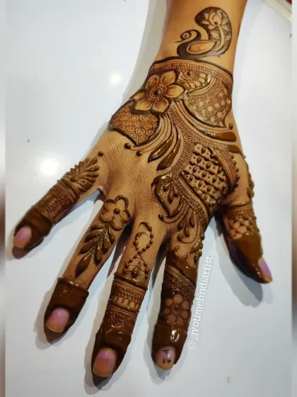 A demonstration of an Arabic pattern with a peacock motif, created during one of my offline mehndi classes. This style is popular for siders.