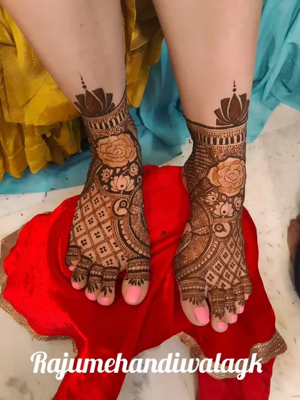 The beautiful floral and peacock foot design created for influencer Richa Mehta.