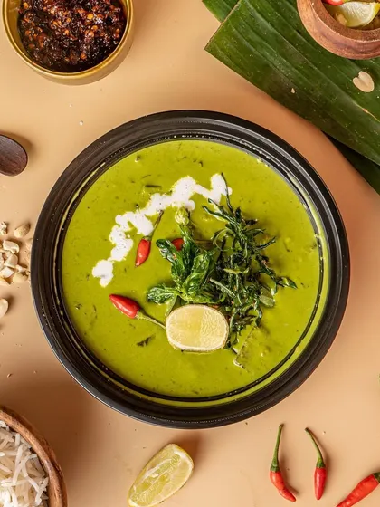 This top-down shot of a Thai green curry uses contrasting colors and authentic ingredients as props to create an aromatic and flavorful scene. It’s a perfect example of how we create visuals for delivery kitchens that make you want to order immediately.