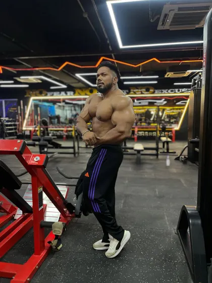 A side chest pose.