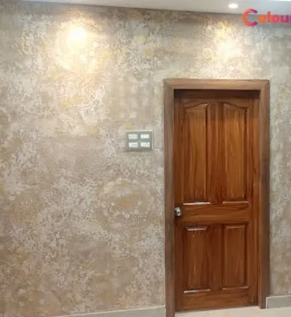 This is another view of a Calcecruda Mandala texture design, showing how it beautifully complements wooden elements like the door. The finish adds a layer of sophistication to the entire area.