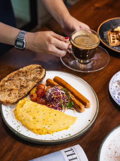 Here is my classic breakfast platter, complete with a fluffy omelette, sausages, and toast, enjoyed with a freshly brewed Americano. It’s the perfect combination to ease into your morning.
