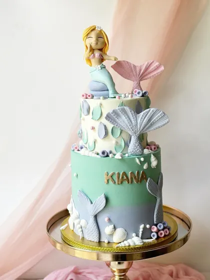 The full, two-tiered mermaid cake for Kiana. The colour-blocking of mint green and lavender buttercream creates a beautiful underwater effect.