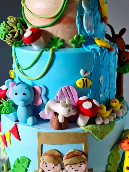 Another detail from the jungle safari cake, showing the variety of handcrafted animals and plants that make the scene so rich and vibrant.