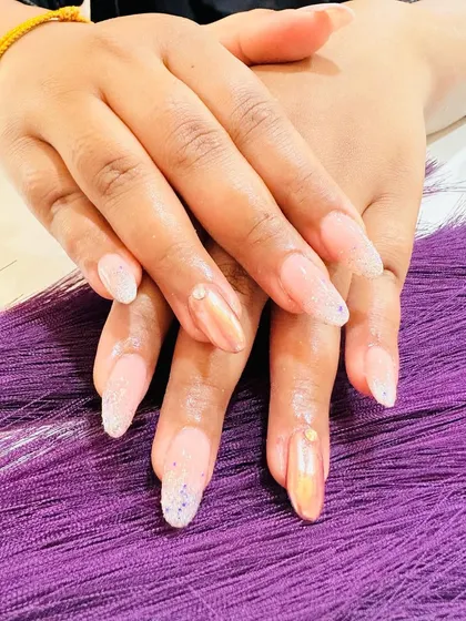 A delicate and shimmery set combining a pearly chrome finish with subtle glitter.