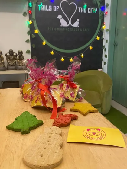 'Tis the season for treats! We've teamed up with The Doggy Bakery to offer these adorable and delicious Christmas-themed goodies for your pets.