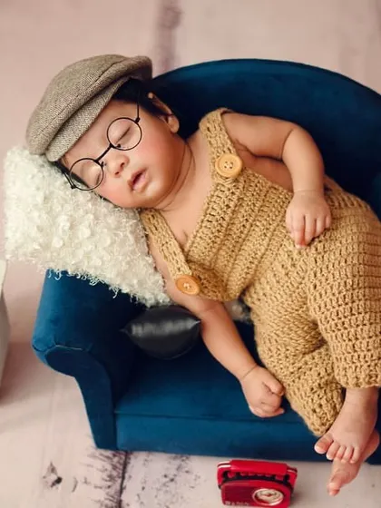 Adding tiny glasses to a sleeping baby is always adorable. It's these small, creative touches that make each photoshoot unique.