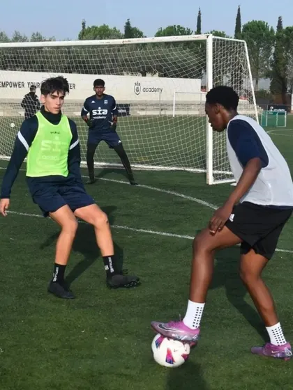 Sunay in a training drill during his international tour in Portugal, seen here in a 1v1 situation.