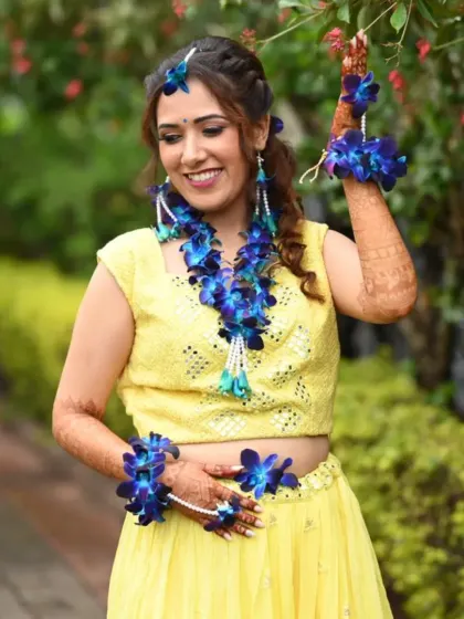 For the bride who dares to be different, our stunning blue orchid jewellery set. This unique design is a modern and bold choice for a Haldi or Mehendi look, ensuring you stand out on your special day. It's a true masterpiece of floral artistry.