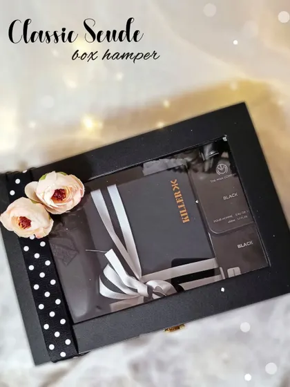 A top-down view of the Classic Suede box, decorated with delicate flowers and a polka-dot ribbon for a soft, elegant finish.