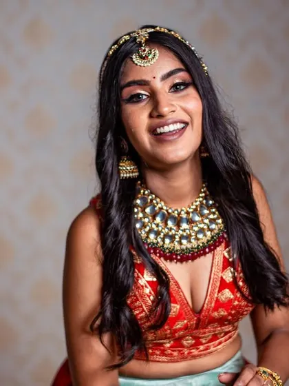 A happy and radiant shot. The bride's bright smile is the centerpiece, enhanced by glowing skin and a classic makeup look.