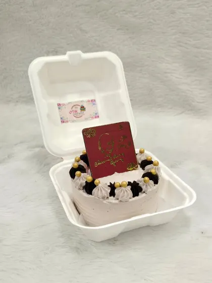 This Guruji birthday bento cake is decorated with elegant grey frosting and gold pearls, providing a sophisticated option for offerings.