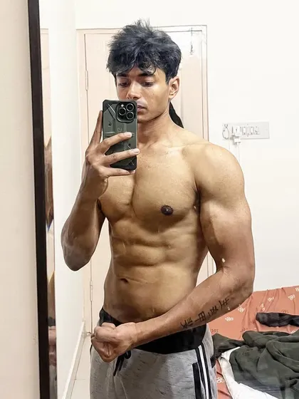 A mirror selfie with a simple thought: when you know your self-worth and your priorities, you gain a clarity that no one can mess with. This applies to fitness and to life.