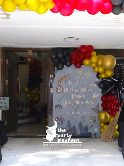 A wider view of the Harry Potter party entrance, showing how the balloon arch framed the doorway, creating an exciting portal into the magical world of Hogwarts.