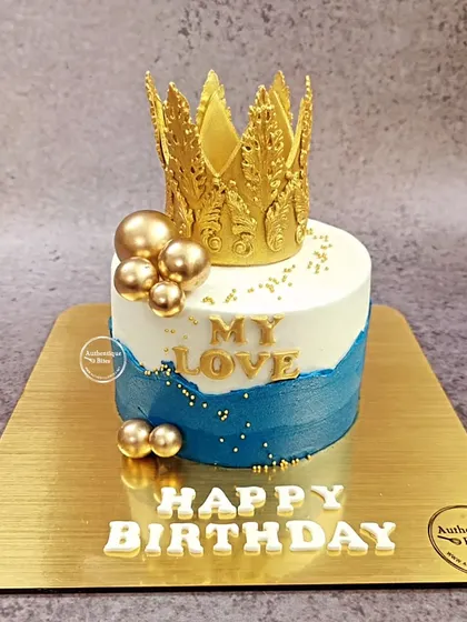 A classy fault line cake topped with a golden crown, perfect for celebrating "My Love."