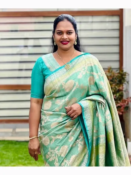 How gorgeous is Geetha in this ethereal sea-green Moonga Banarasi saree. The color and her elegance are a perfect match.