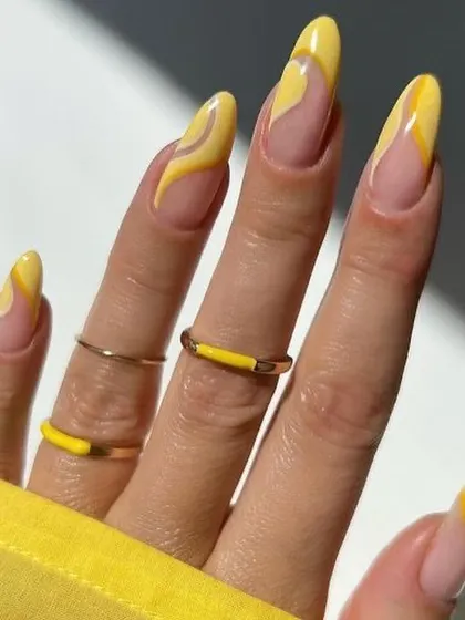 A sunny and modern abstract design with flowing lines of different yellow tones on a natural base. This manicure proves that a monochrome palette can be incredibly dynamic and eye-catching.