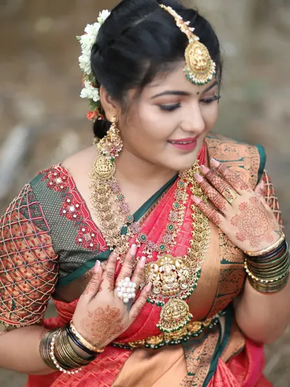 A bridesmaid looking gorgeous in a heavy temple jewellery set, rented for her sister's wedding.