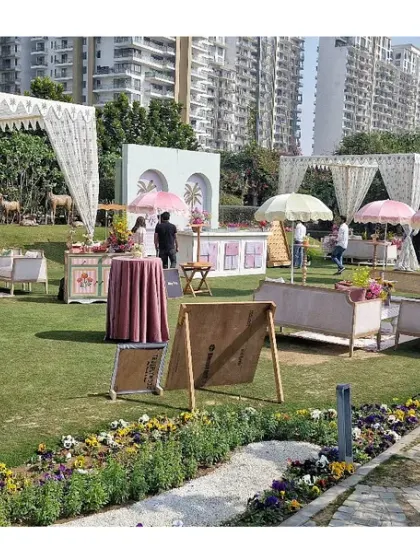 For this daytime event, we created a chic outdoor oasis in the middle of the city. This overview shows the full setup, including custom-printed tents, elegant lounge seating, and vibrant floral arrangements that create a relaxed yet sophisticated atmosphere.