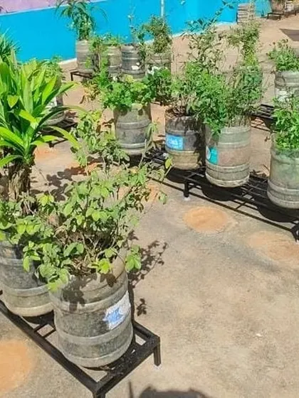 The solution: our sturdy, powder-coated metal stands elevate the pots, allowing for air circulation and proper drainage. This prevents floor damage and makes cleaning your terrace much easier.