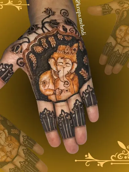 A serene Ganpati portrait design. The shading and details bring the image to life, making it a perfect centerpiece for your festive mehndi.