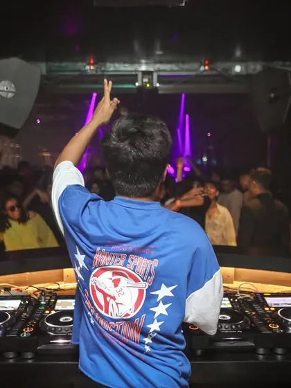 A view from behind, showing my connection with the crowd. The "victory" sign says it all.