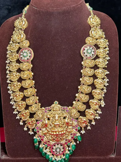 A close-up of the grand Kasu Mala with a Lakshmi pendant. The craftsmanship is so detailed, making it a perfect centrepiece for a bridal look.