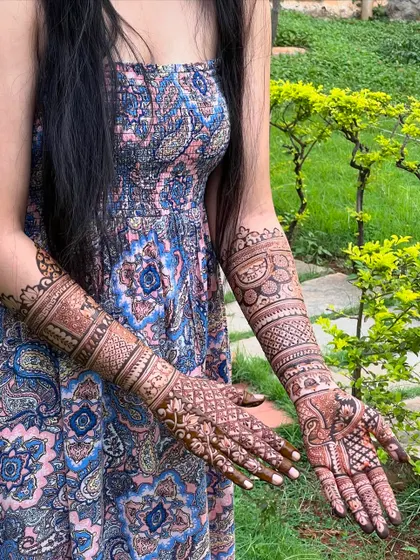 Another angle of the beautiful bridal mehendi, captured in a natural outdoor setting.