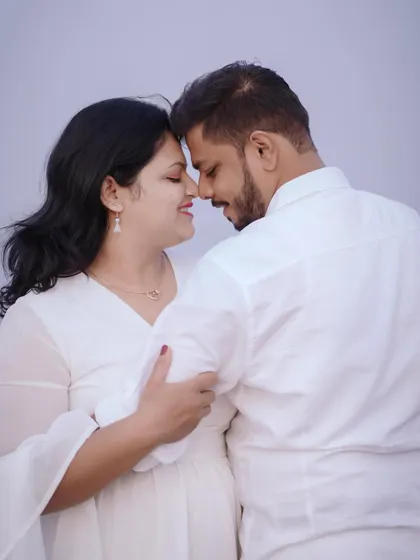 A quiet, romantic moment with their foreheads touching. This pose is simple, classic, and always full of emotion.