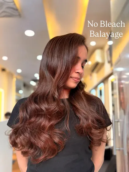 A beautiful example of a no-bleach balayage. This technique is perfect for adding a touch of color while keeping the hair extra healthy.