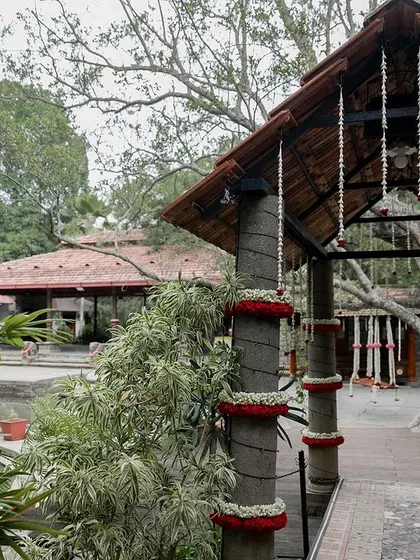 A wooden bridge decorated with flowers, a charming detail for a garden wedding.