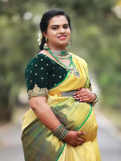This mom-to-be is glowing at her baby shower. The emerald and polki jewellery set adds a touch of colour and elegance to her special day.