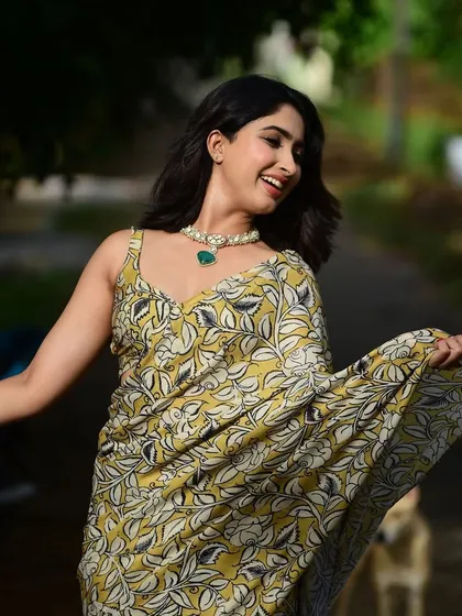 A fresh and modern look for actress Saanya Iyer. I styled her printed saree with a beautiful Polki and emerald heart-shaped necklace.