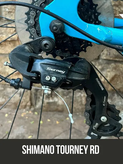 The bike comes with a Shimano Tourney rear derailleur. It's a basic but reliable component that works well with the 7-speed microSHIFT shifter for an entry-level road bike.