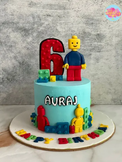A LEGO lover’s dream come true! I created this cake for Auraj’s 6th birthday with edible LEGO bricks and a classic minifigure topper.