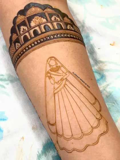 The outline of a bride standing before a palace arch, the first step in creating a full portrait design.
