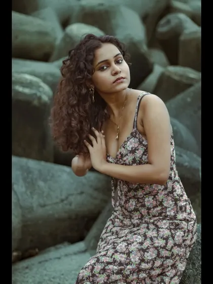 Posing against the tetrapods at Marine Drive adds a distinctly Mumbai feel. The texture of the rocks provides a great contrast for this fashion portrait.
