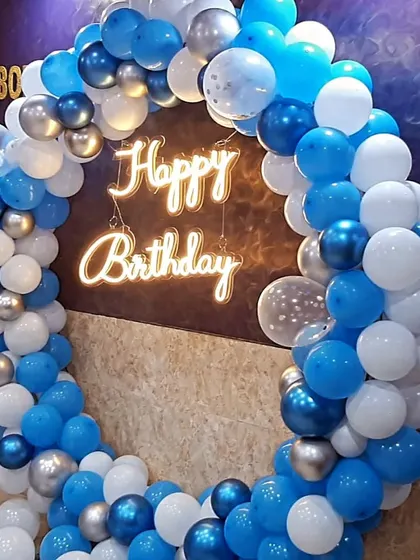 A simple and clean balloon ring in shades of blue and white with silver chrome accents, perfect for any celebration.
