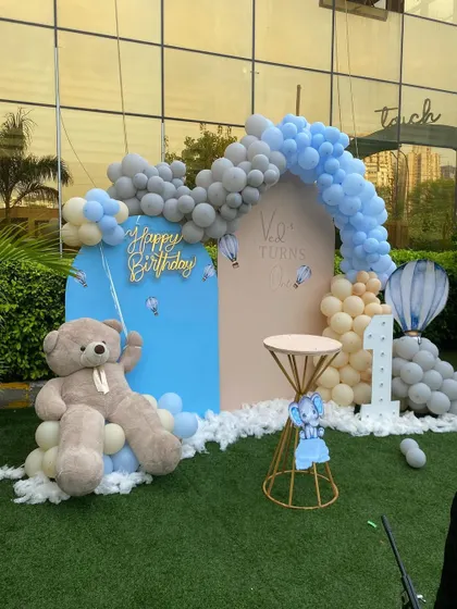 Another angle of the charming teddy bear and hot air balloon theme, perfect for an outdoor first birthday celebration.