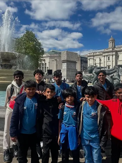 Our team exploring London during the UK tour, posing in front of the fountains at Trafalgar Square. A well-deserved break after intense training.