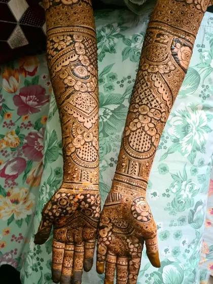 A beautiful example of a full-coverage bridal design, with rich, dark henna paste promising a fantastic stain result.