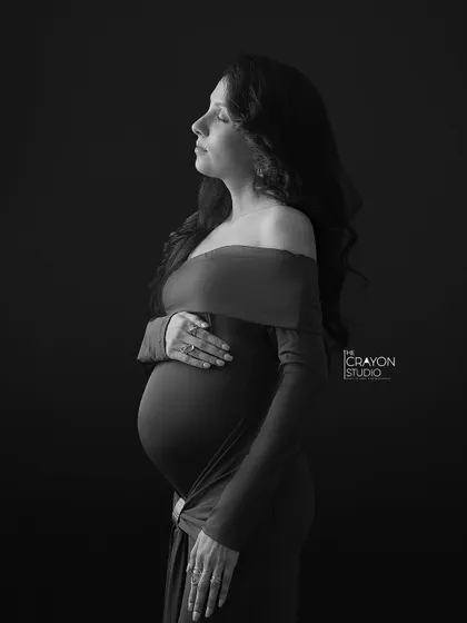 Sometimes, the most powerful portraits are the simplest. This classic black and white fine art photograph, taken in my studio, focuses entirely on the beautiful silhouette of motherhood, creating a quiet, strong, and elegant memory.