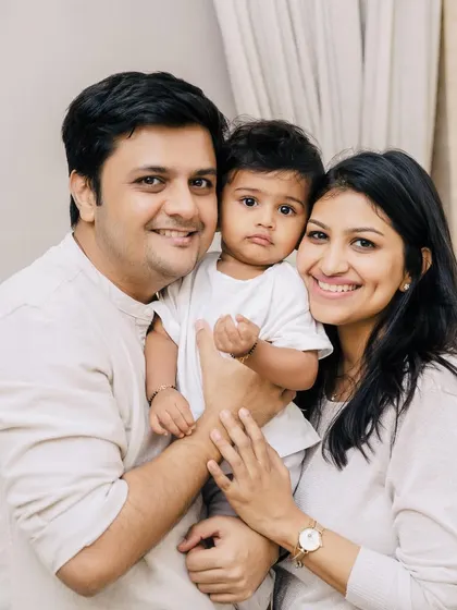 This is the story of their love and the new life they are building together. A classic family portrait that preserves a moment in time, filled with warmth and connection.