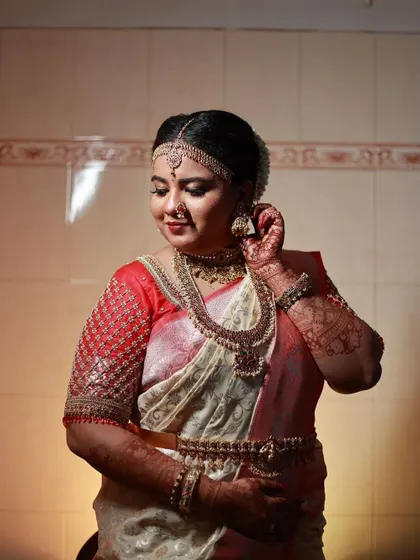 A repeat of the previous image, showing the same pose.