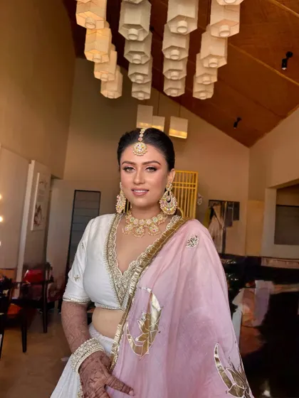 A full view of this beautiful Haldi bride. The makeup is radiant and light, perfect for a sunny day of celebrations in Jaipur.