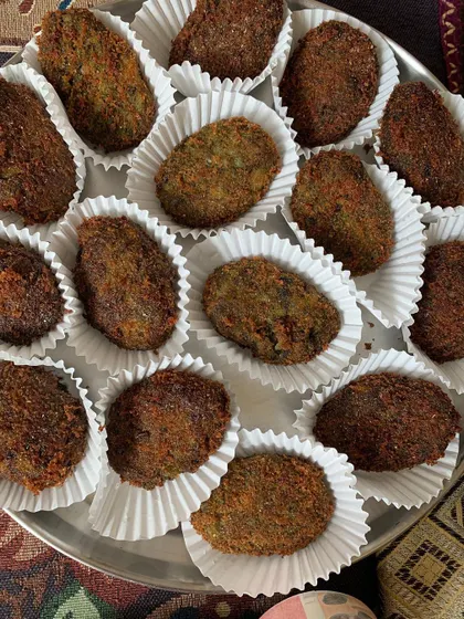 Hara Bhara Kebabs neatly arranged in paper cups.