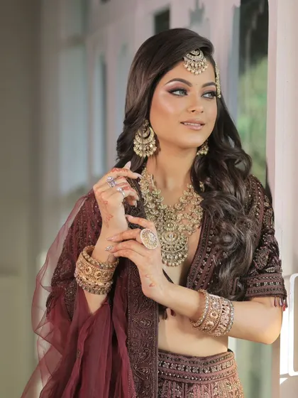 Grace and heritage combined. Our model showcases a complete bridal jewellery set, featuring stunning necklaces, bangles, and a statement ring that speaks of timeless Indian craftsmanship.