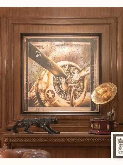 This vintage World War II airplane propeller wall decor adds a unique and historical touch to your space. Paired with a gramophone and a panther sculpture, it creates a room full of stories and character.
